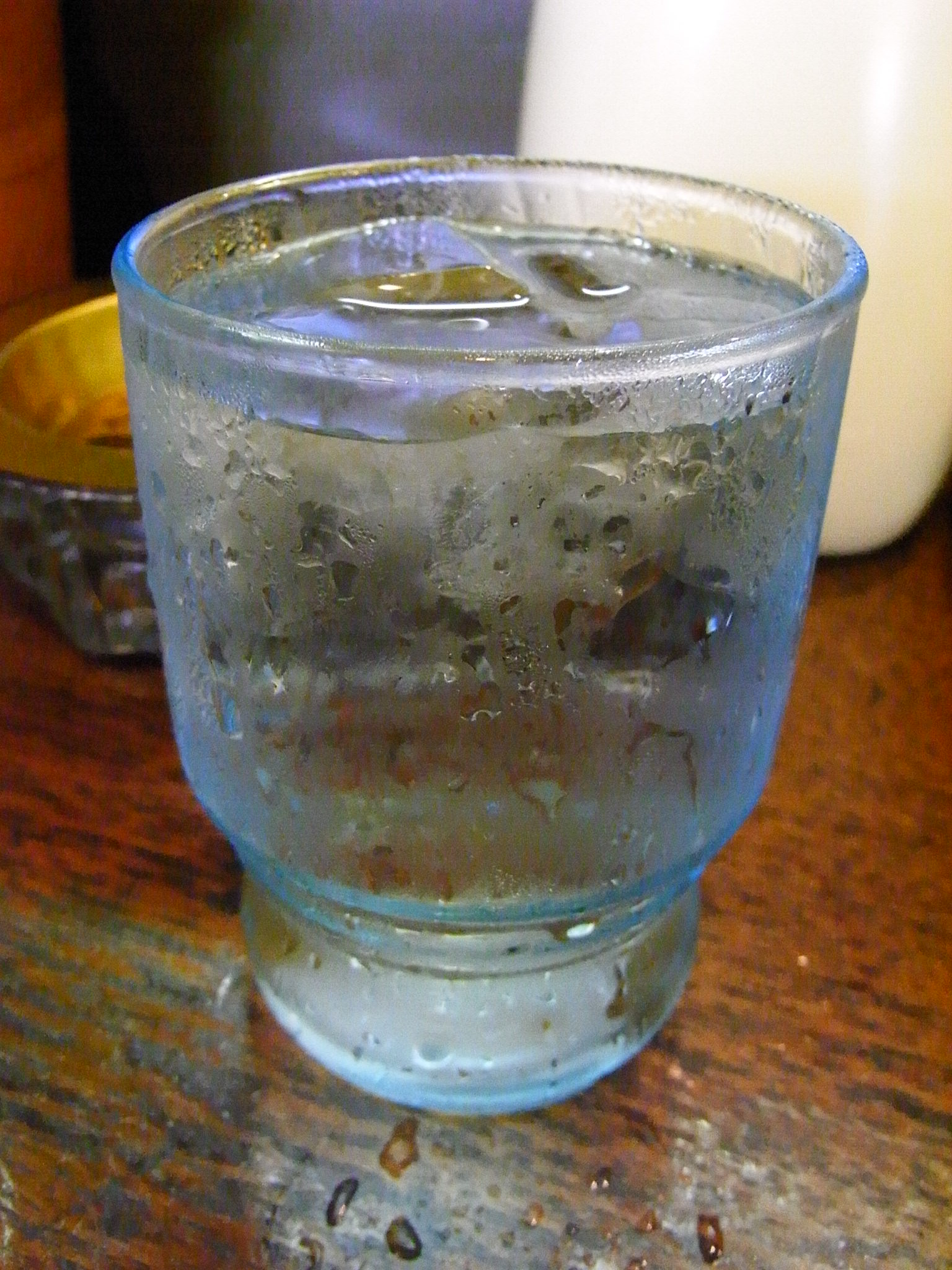 冰飲杯為什麼會「流汗」?不是杯子漏水,是空氣裡的水現身了