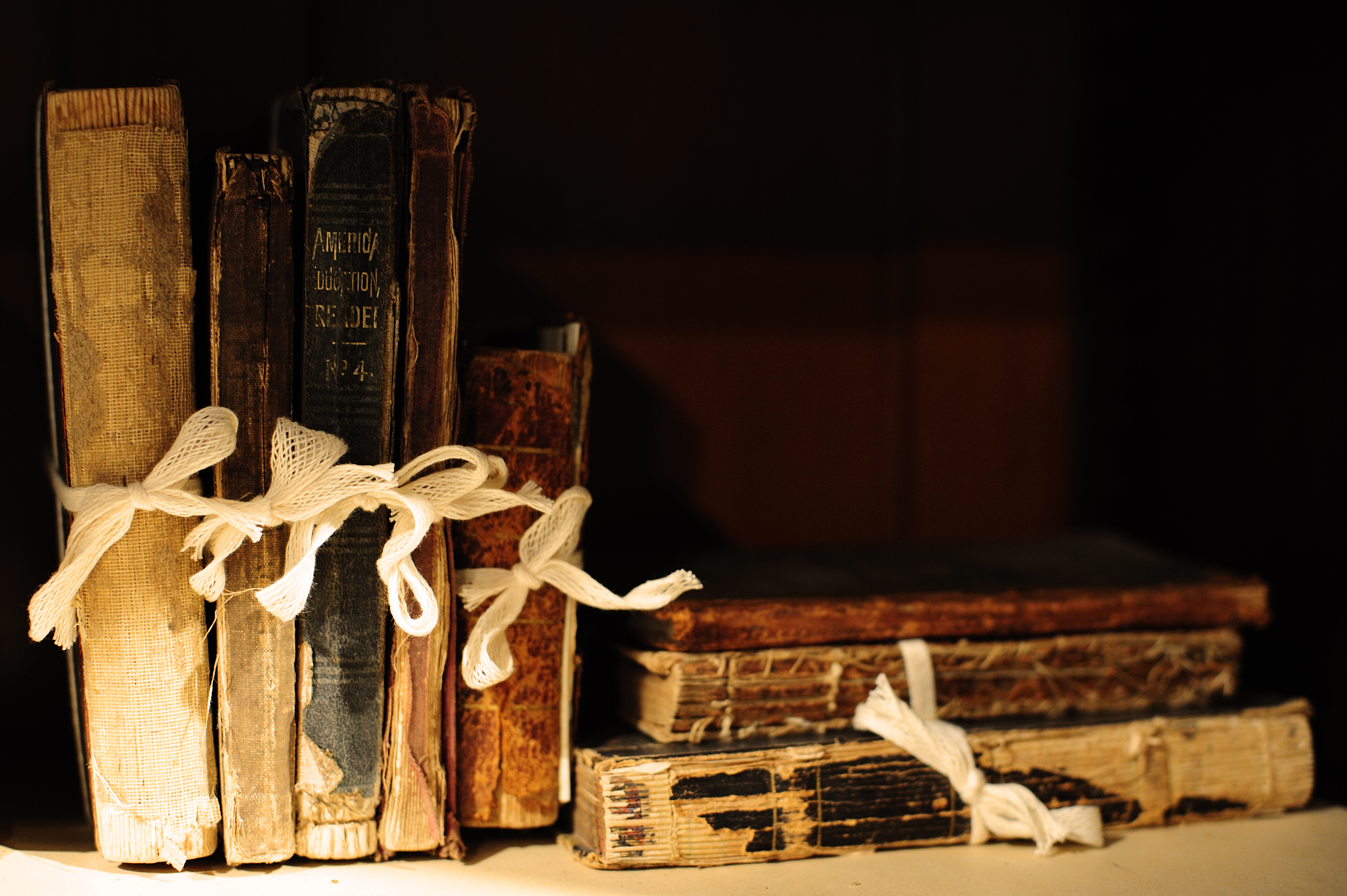 舊書、卡片為什麼會變黃?紙張老化的原因與日常保存方法